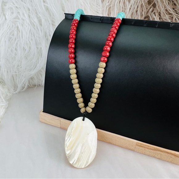 Bohemian Island chic large shell pendant, stretch, beaded colorful necklace - Picture 6 of 13